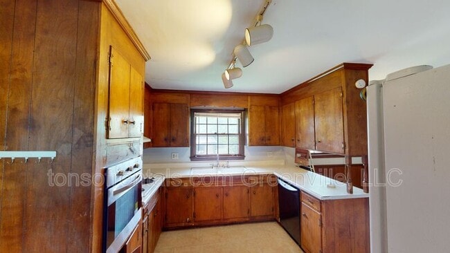 Building Photo - 20 Blakely Ave