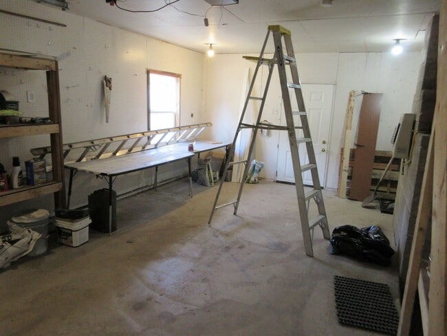 Building Photo - 3 bed - 2 bath Single Family Home in the Heart of Cedar City