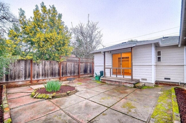 Building Photo - 1950 Palo Alto Way