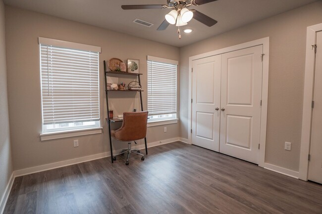 Building Photo - 2 bedroom 2.5 baths! Now Preleasing!