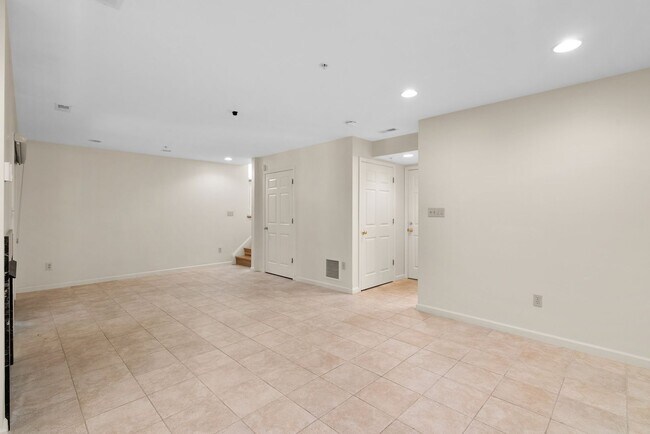 Building Photo - 3 Bed 3.5 Bath - Rockville Townhome - 2 Ca...