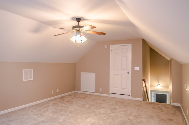 Building Photo - Pet Friendly Three Bedroom with Bonus!