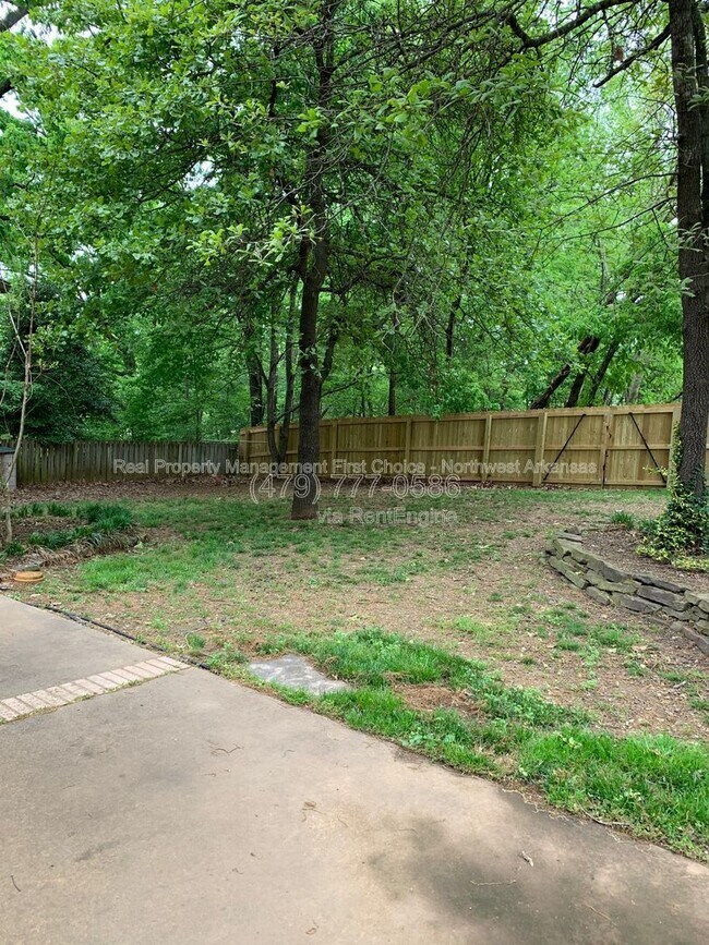 Building Photo - 300 Genesis Dr