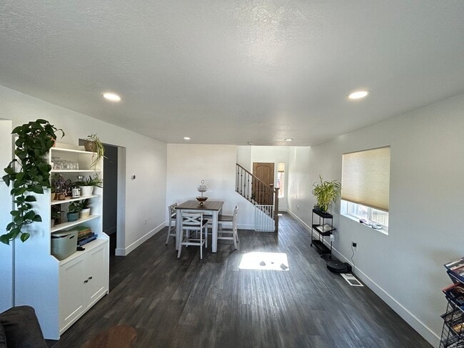 Building Photo - Mountain Vista Subdivision Home!