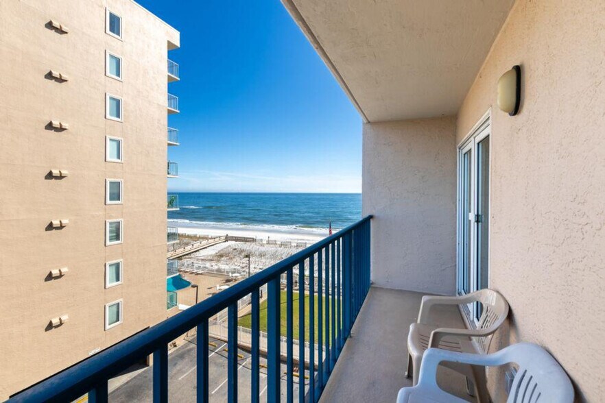 Building Photo - 969 W Beach Blvd