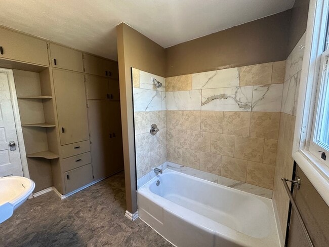 Building Photo - Large 4 bedroom 2 bath home