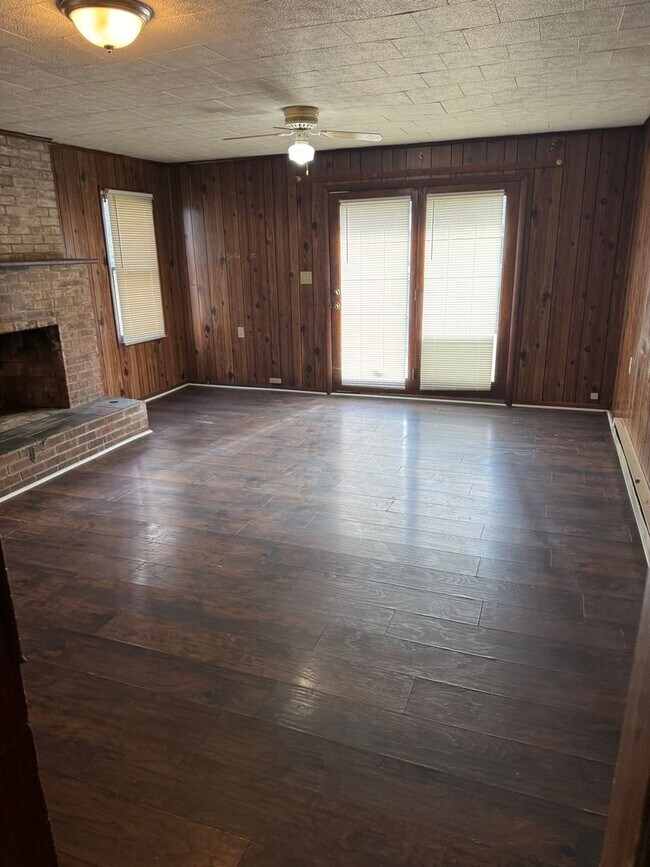 Building Photo - 3 bedroom, 1 bath, 2 story single family house