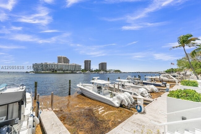 Building Photo - 1600 S Bayshore Ln