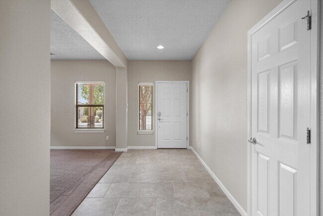 Building Photo - 224 Valle Alto Dr NE