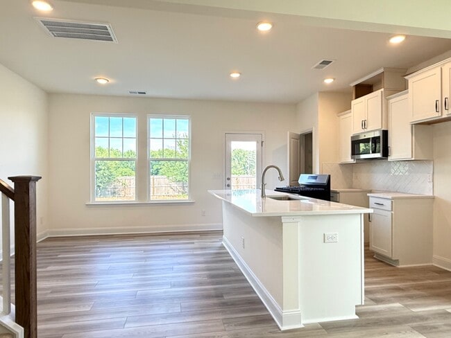 Building Photo - 3 Bedroom End unit Townhome Double Driveway - Lots of Natural Light