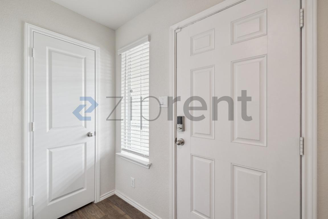 Building Photo - Unit