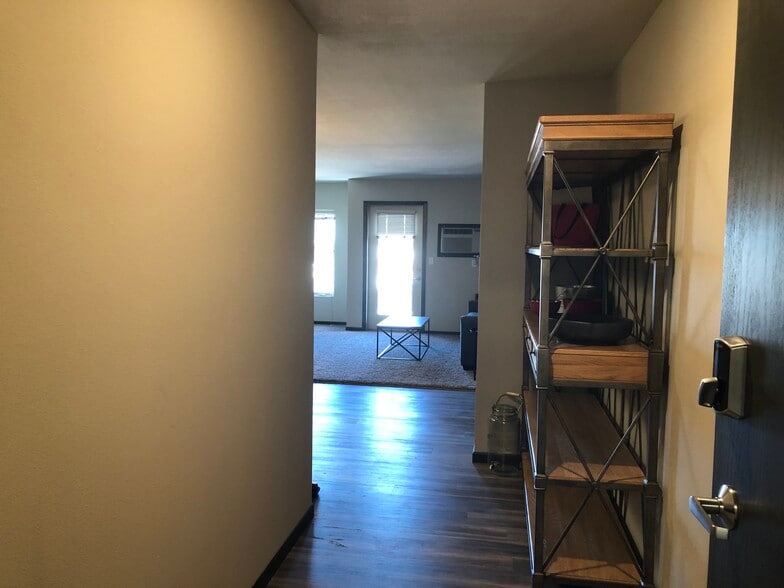 Building Photo - 913 Main Ave