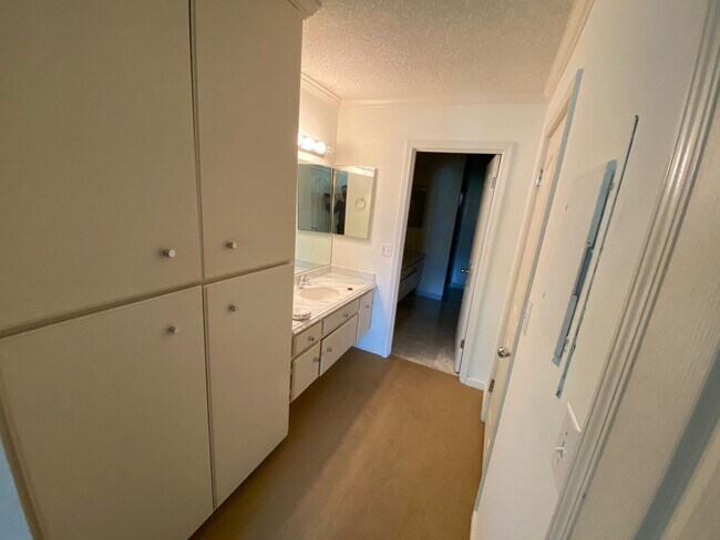 Building Photo - Beautiful Gigantic Condo in Beverly Hills!!!