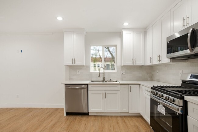 Building Photo - 4232 Rosewood Ave