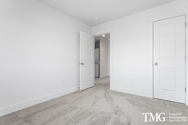 Building Photo - 977 Creer Way