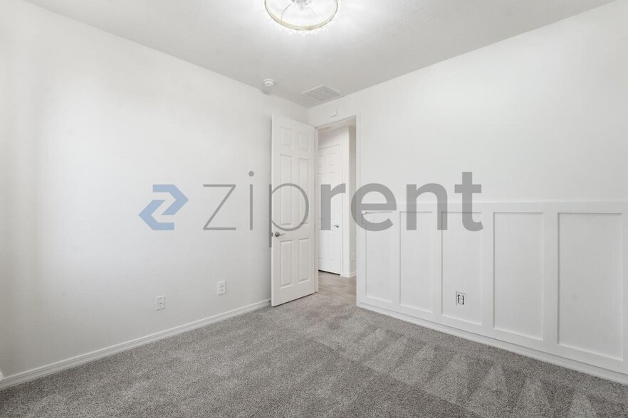 Building Photo - Unit