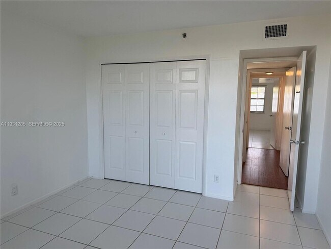 Building Photo - 625 Oaks Dr