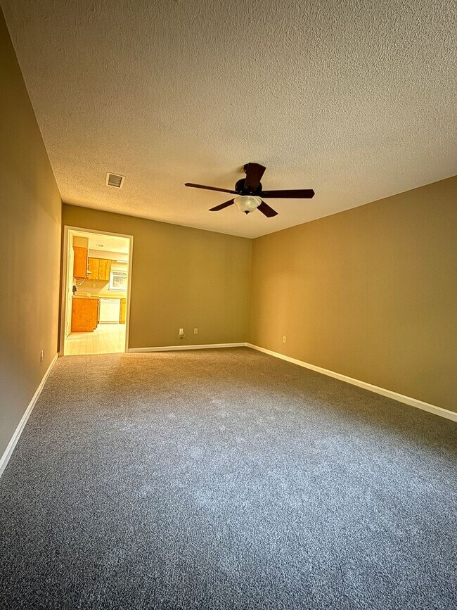 Building Photo - 2 Bedroom 1 Bath Townhome