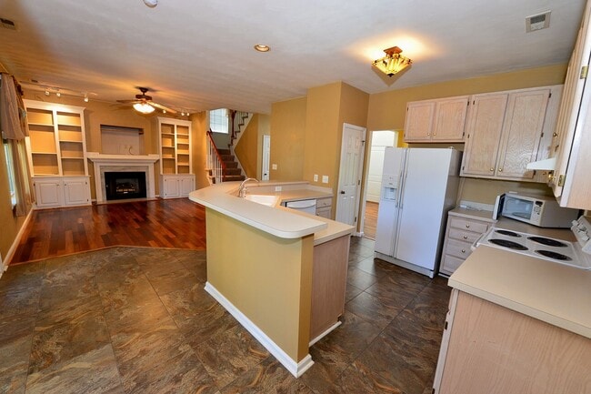 Building Photo - Lakefront home in Grassfield School District