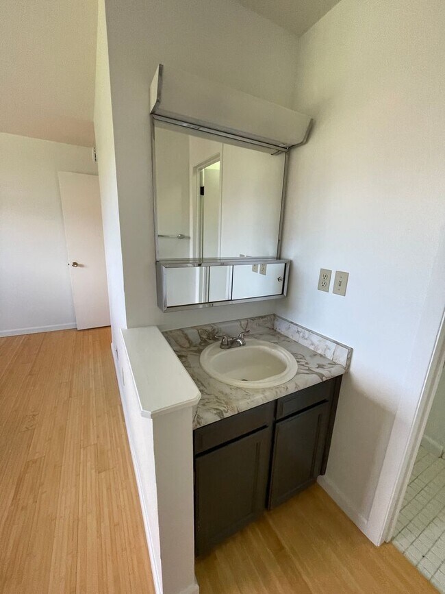 Building Photo - Updated 2B/2B 3rd floor Condo on Manhattan