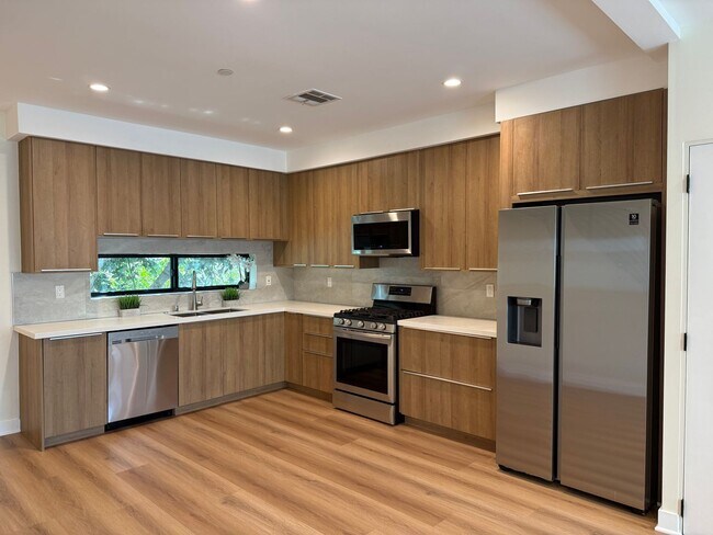Building Photo - 2514 S Palm Grove Ave