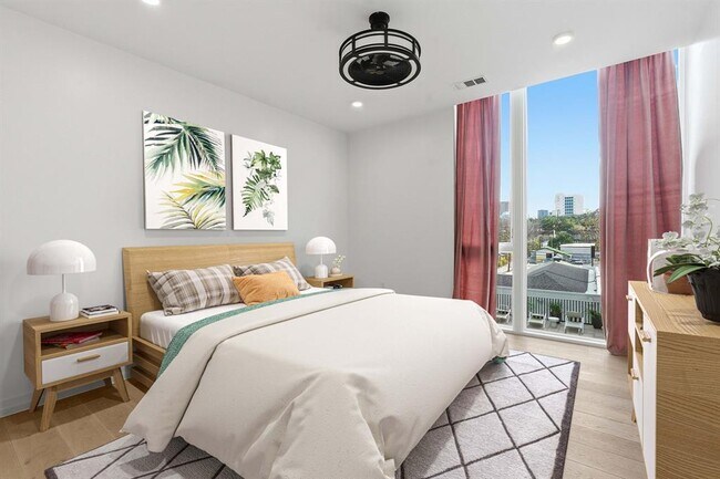 Building Photo - 1010 W 10th St