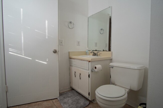 Building Photo - 2 bed 1.5 bath Townhome in West Pensacola~...