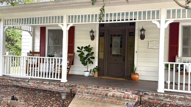 Building Photo - 6855 Pine St