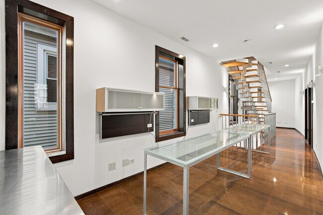 Building Photo - 2334 W Medill Ave