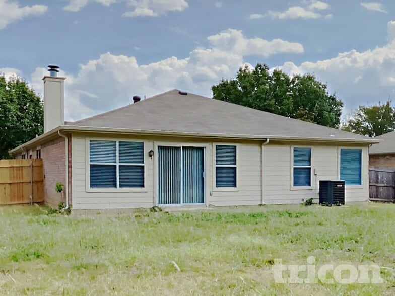 Building Photo - 4704 Provence Dr