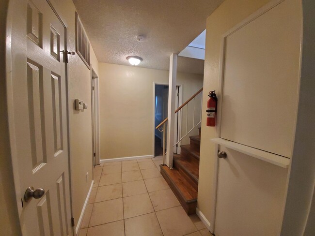 Building Photo - Nice 3 bedroom 2 bathroom Home