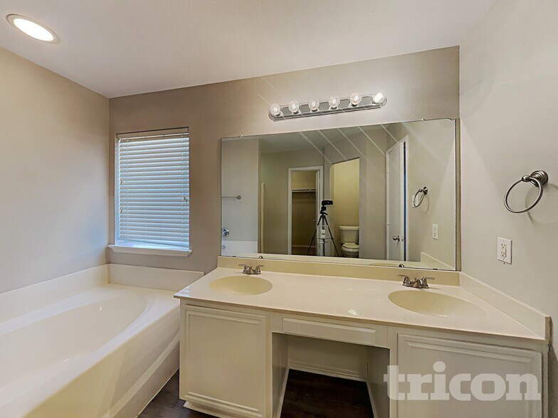 Building Photo - 1563 Nottingham Dr