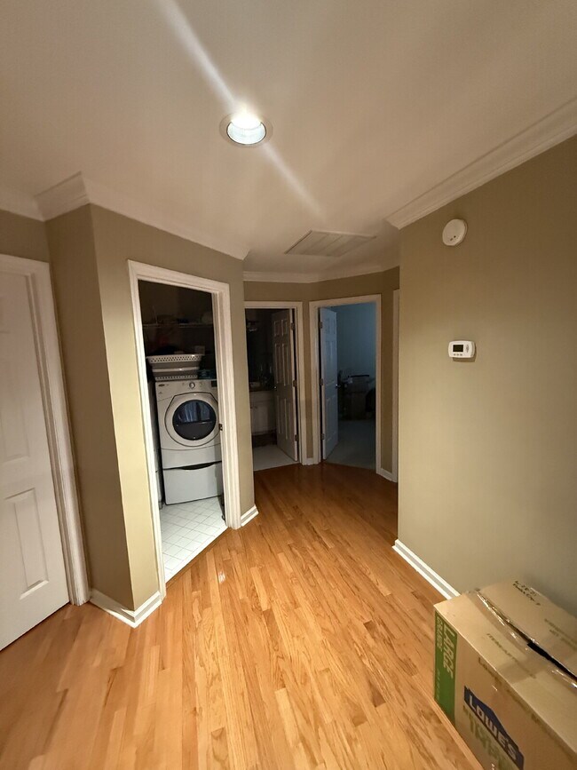 Building Photo - "Spacious 3-Bedroom Gem in Brentwood – FENCED yard. Modern Comfort with 2.5 Baths and 1850 Sq Ft!"