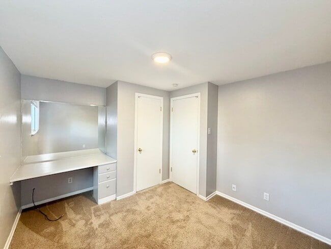 Building Photo - 387 S Queen Cir