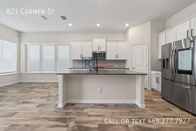 Building Photo - 821 Carmen St