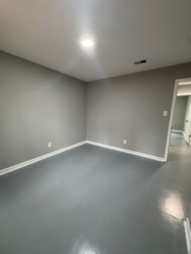 Building Photo - Affordable Ground-Level Living in Greenwood