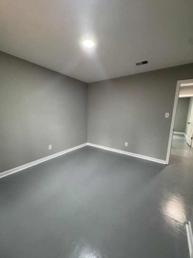 Building Photo - Freshly Remodeled & Move-In Ready!