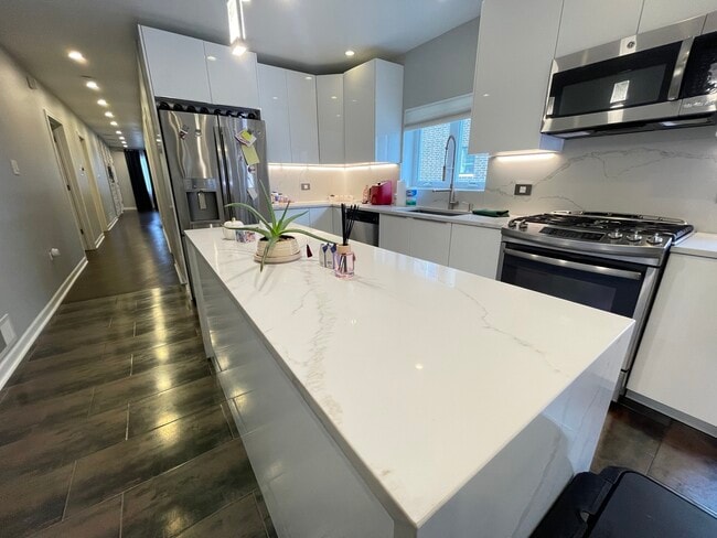 Building Photo - 3230 N Elston Ave