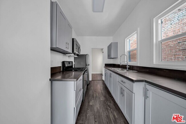 Building Photo - 3209 Descanso Dr