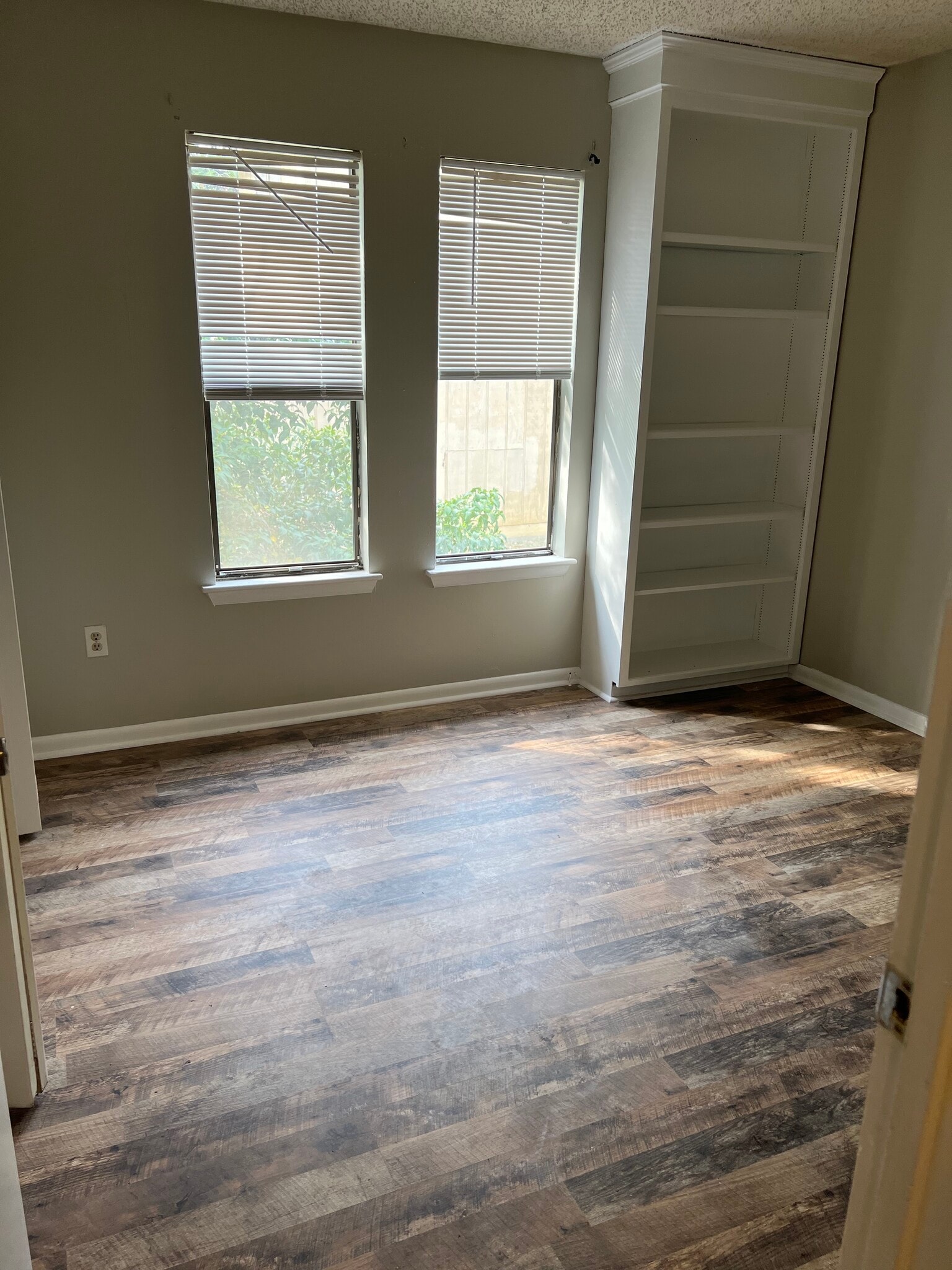 Building Photo - 537 Hickory Hill Dr
