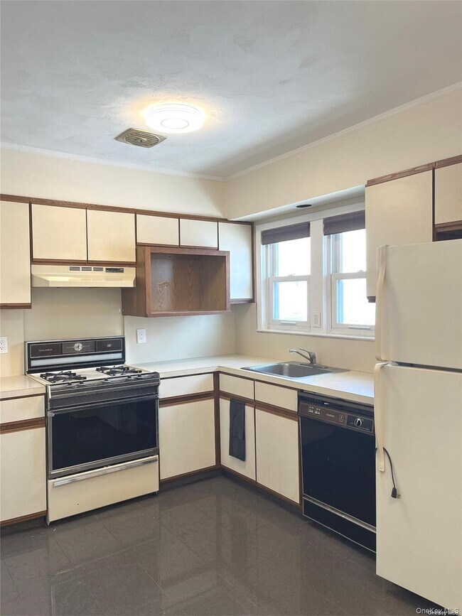 Building Photo - 307 Magnolia Blvd