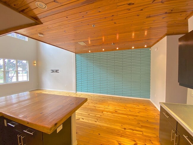 Building Photo - Stunning and Unique Luxury Town Home for R...