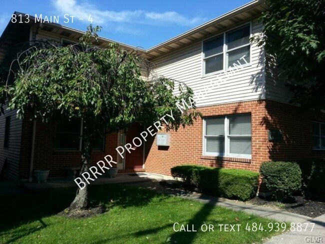 Building Photo - Garabe parking, storage unit and on-site l...