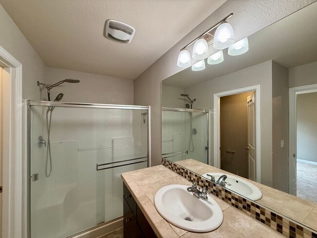 Building Photo - Lovely 3 bedroom/2.5 Bath Townhouse