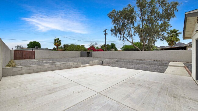 Building Photo - Gorgeous Remodel in Desirable North Central Phoenix Neighborhood