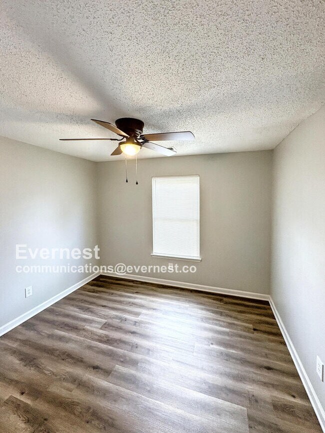 Building Photo - 204 Sherwood Loop