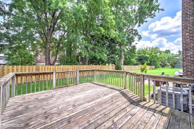 Building Photo - 411 Hickory Dr