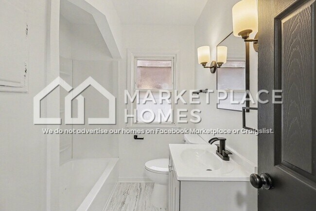 Building Photo - 11235 Roxbury St