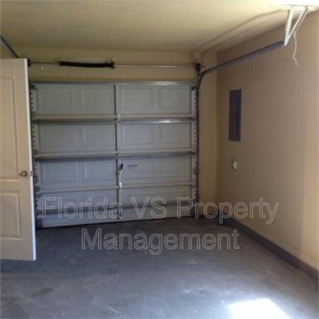 Building Photo - 800 Lucaya Dr