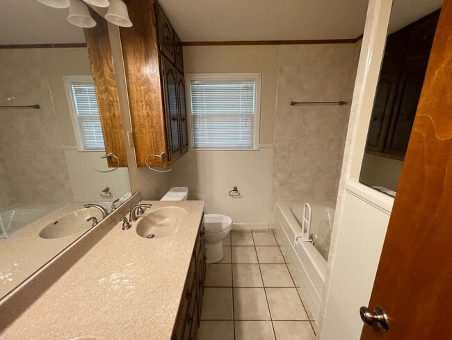 Building Photo - Spacious 3 bedroom, 2 bath